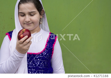 Portrait of teenage beautiful girl with red apple 41271188