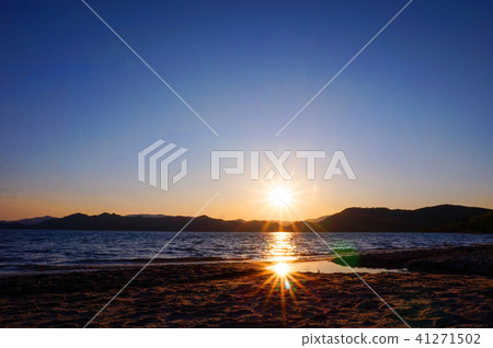 在湖Tazawako日落的壯觀的日落在水錶面 41271502