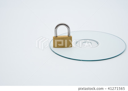 Padlock and CD-R 41271565