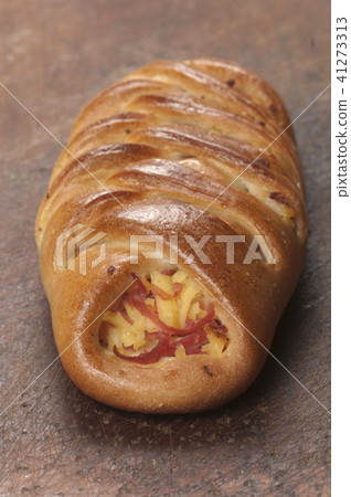 Pie with ham and cheese 41273313