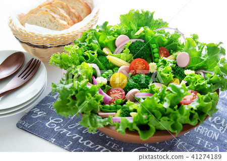 Salad of wood Vegetable salad that entered the bowl 41274189