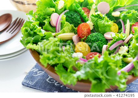 Salad of wood Vegetable salad that entered the bowl 41274195
