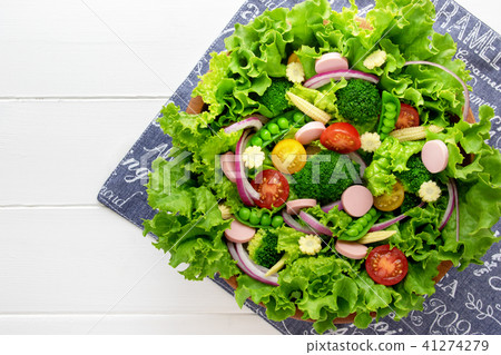 Salad of wood Vegetable salad that entered the bowl Salad of wood Vegetable salad that entered the bowl 41274279