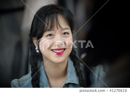 Person, person, woman Person, person, woman 41276618
