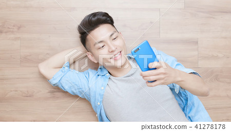 man use phone 41278178