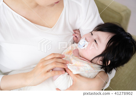Babies and mothers, crowds, sleeping Babies and mothers, crowds, sleeping 41278902