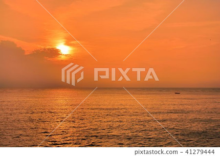 Golden yellow colorful sun rays. 41279444