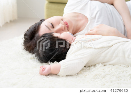 嬰兒和母親，睡覺，共同睡覺，小睡 41279680