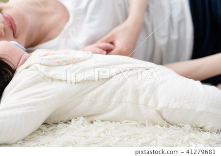 嬰兒和母親，睡覺，共同睡覺，小睡 41279681