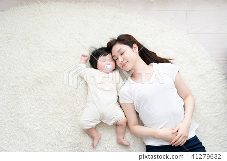 嬰兒和母親，睡覺，共同睡覺，小睡 41279682