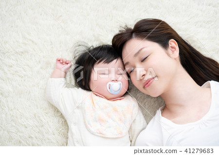 Babies and mothers, sleeping, co-sleeping, taking a nap Babies and mothers, sleeping, co-sleeping, taking a nap 41279683