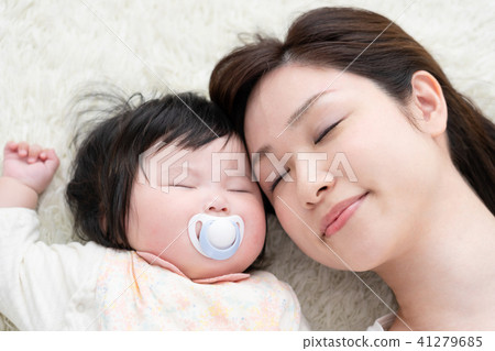 Babies and mothers, sleeping, co-sleeping, taking a nap Babies and mothers, sleeping, co-sleeping, taking a nap 41279685