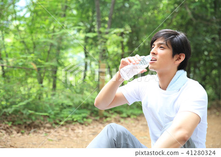 Men who hydrate 41280324