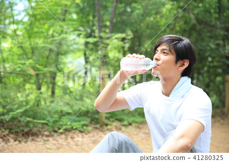 Men who hydrate 41280325