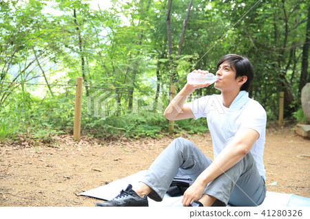 Men who hydrate 41280326