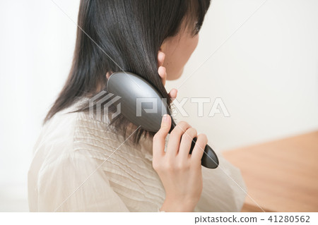 一個年輕的日本女人，她的頭髮結合在一起 41280562