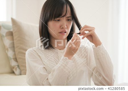 Young Japanese women who care about damaged hair 41280585