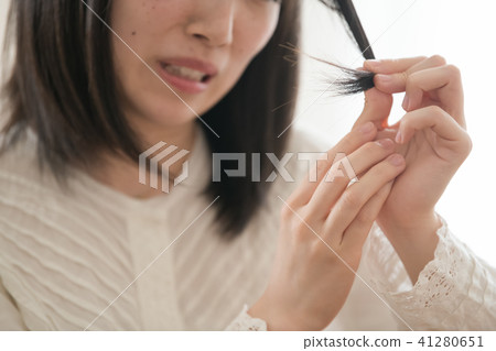 關心受損髮質的年輕日本女性 關心受損髮質的年輕日本女性 41280651