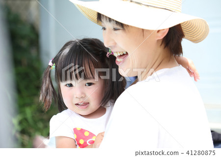 孩子們在媽媽裡擁抱 41280875