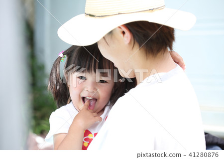 孩子們在媽媽裡擁抱 41280876