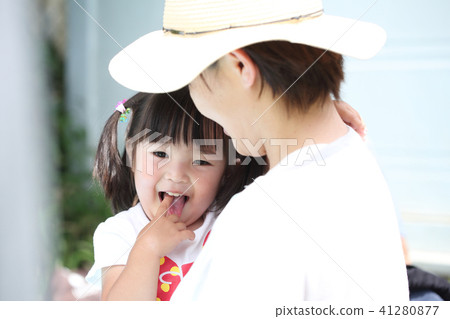 孩子們在媽媽裡擁抱 41280877