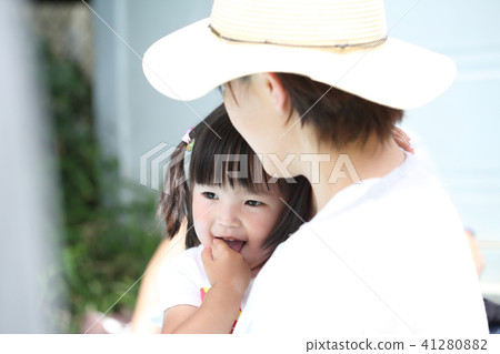 孩子們在媽媽裡擁抱 41280882