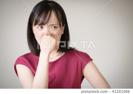A young Japanese woman who smells and sniffs his nose 41281066