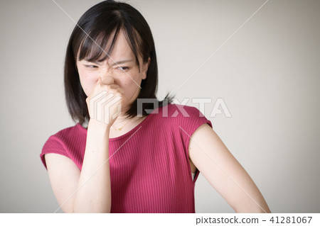 一個年輕的日本女人，聞到並嗅到他的鼻子 41281067