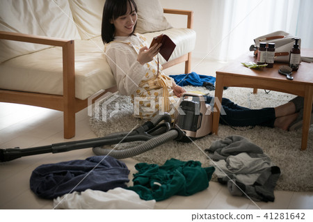 看智能手機的一名年輕日本婦女由木鞋清潔 看智能手機的一名年輕日本婦女由木鞋清潔 41281642