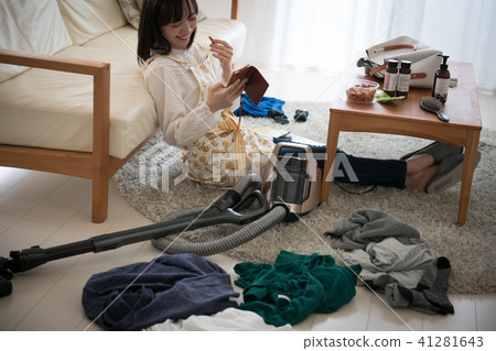 看智能手機的一名年輕日本婦女由木鞋清潔 41281643