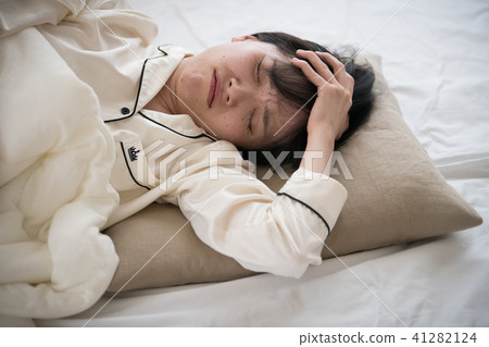 一名身體狀況不佳的日本年輕女子 一名身體狀況不佳的日本年輕女子 41282124
