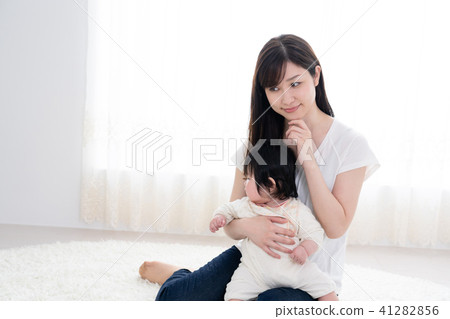 嬰兒和母親，背馱式，擔心，思維，微笑的臉 41282856