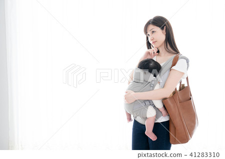 Baby and mother, hug string, pigeon cord, baby carrier, commuting, nursery school, waiting child Baby and mother, hug string, pigeon cord, baby carrier, commuting, nursery school, waiting child 41283310