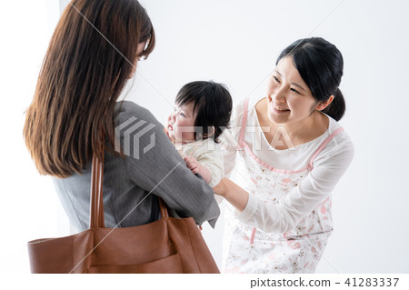 Babies and mothers, suit, commuting, nurseries, waiting children, nursery teachers Babies and mothers, suit, commuting, nurseries, waiting children, nursery teachers 41283337