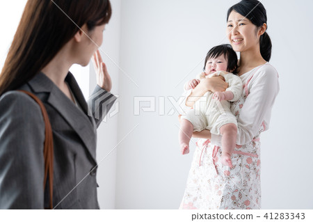 Babies and mothers, suit, commuting, nurseries, waiting children, nursery teachers Babies and mothers, suit, commuting, nurseries, waiting children, nursery teachers 41283343