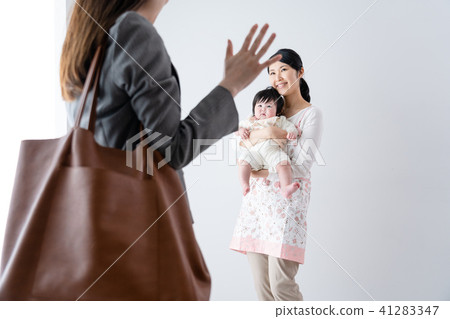 Babies and mothers, suit, commuting, nurseries, waiting children, nursery teachers Babies and mothers, suit, commuting, nurseries, waiting children, nursery teachers 41283347