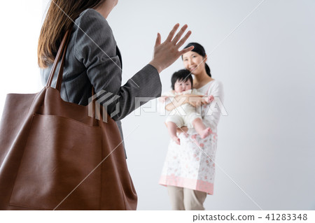 Babies and mothers, suit, commuting, nurseries, waiting children, nursery teachers Babies and mothers, suit, commuting, nurseries, waiting children, nursery teachers 41283348