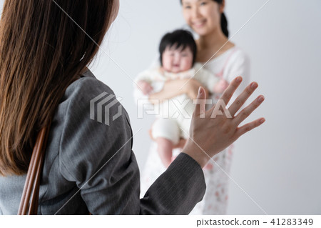 Babies and mothers, suit, commuting, nurseries, waiting children, nursery teachers Babies and mothers, suit, commuting, nurseries, waiting children, nursery teachers 41283349