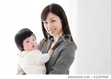 Baby and mother, suits, commuting, nurseries, standby children Baby and mother, suits, commuting, nurseries, standby children 41283400
