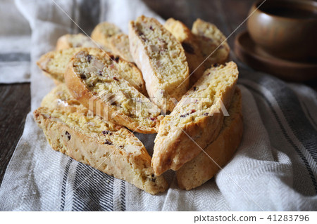 Italian biscuits: almonds and cranberries biscotti 41283796