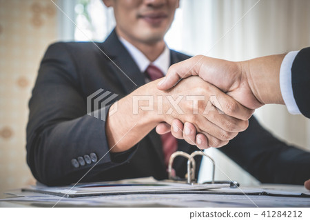 business man with handshake with partner 41284212