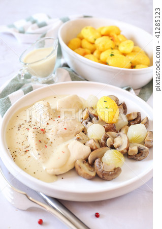 Chicken fricassee with sauce and potatoes Chicken fricassee with sauce and potatoes 41285123