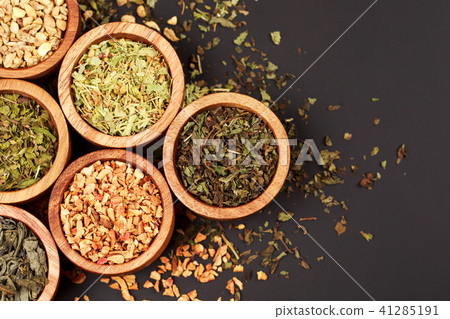 Assortment of dry tea in little bowls 41285191
