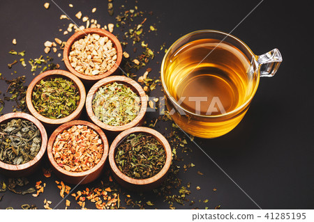 Assortment of dry tea in little bowls 41285195