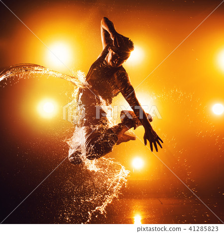 Young man dancing 41285823