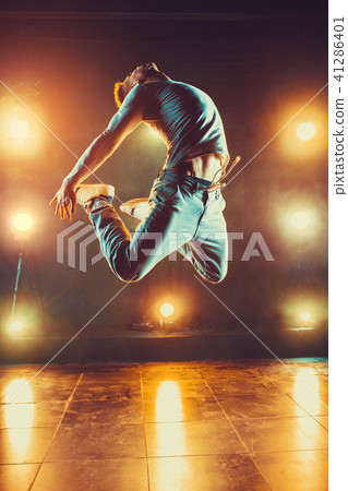 Young man dancing 41286401