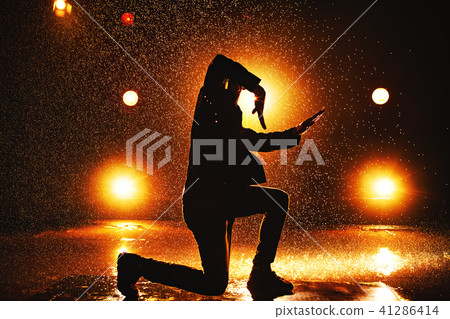 Young man dancing 41286414