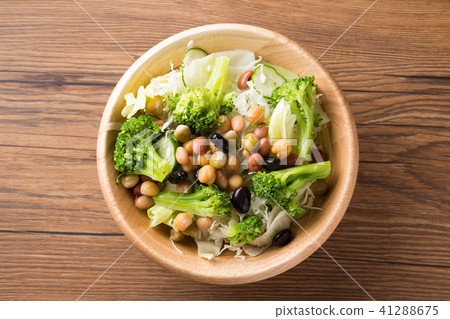 Raw vegetable salad 41288675