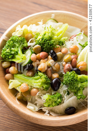Raw vegetable salad 41288677