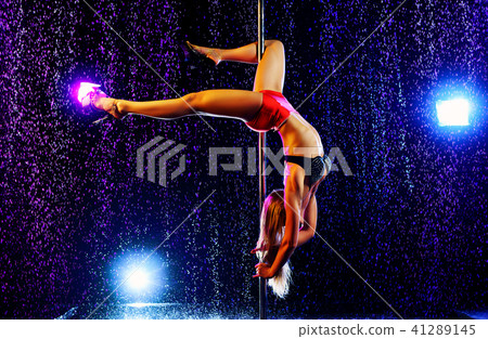 Woman pole dancing 41289145